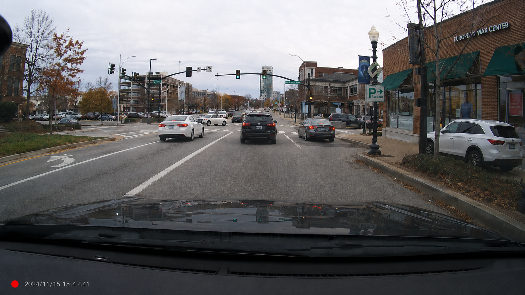 Detailed road view captured by a Freexar OMNI dash camera
